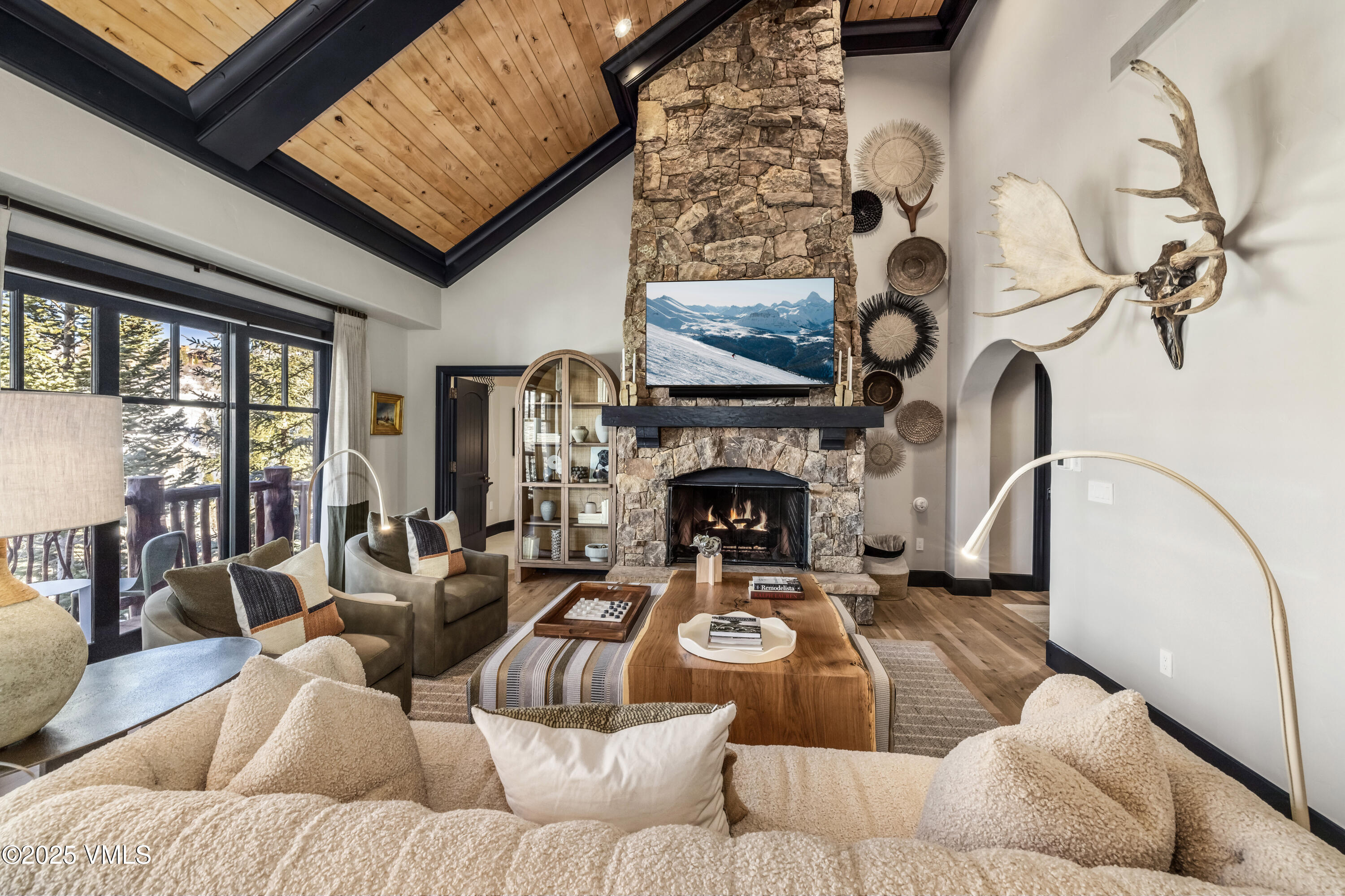 130 Daybreak Ridge Road, Unit R401 Avon, CO 81620 - Photo 6 of 39 Living Room