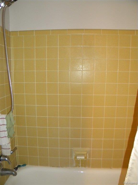1447 Oakbrook E Drive, Unit 40 Rochester, MI 48307 - Photo 19 of 19 2nd Shower and Tub