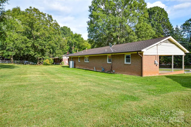 a view of a house with a backyard