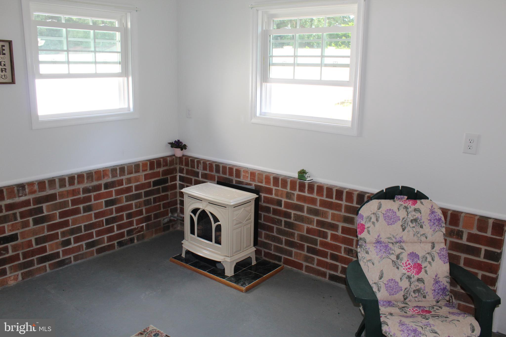 827 Phillips Road Warminster, PA 18974 - Photo 31 of 37 Natural Gas Stove!