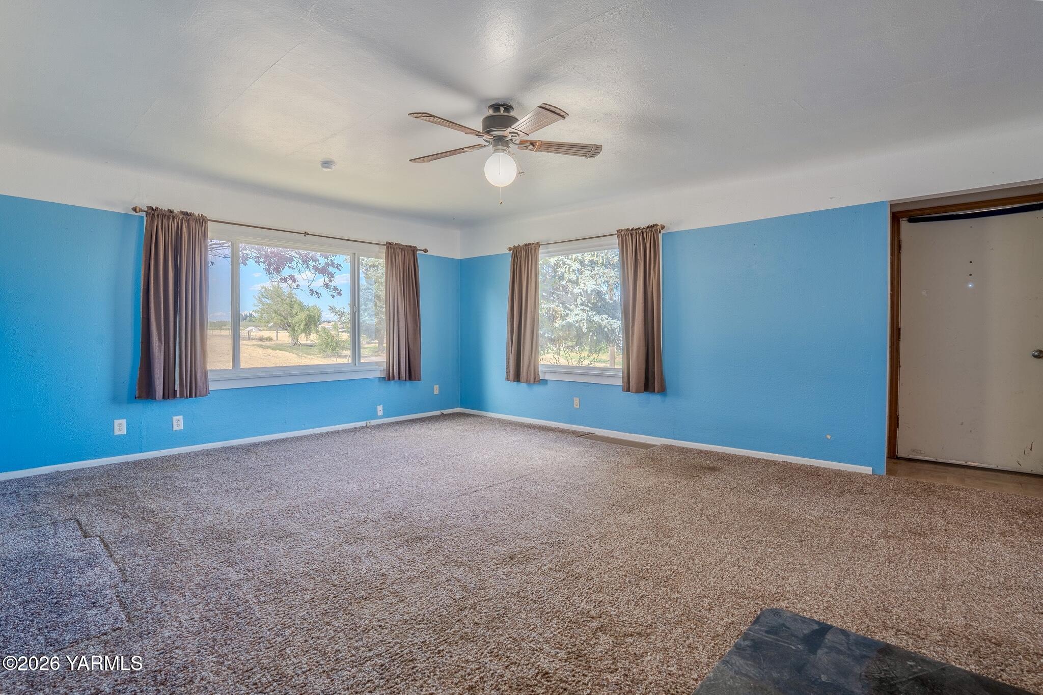 724 Ghormley Road Yakima, WA 98908 - Photo 7 of 44 Living Room