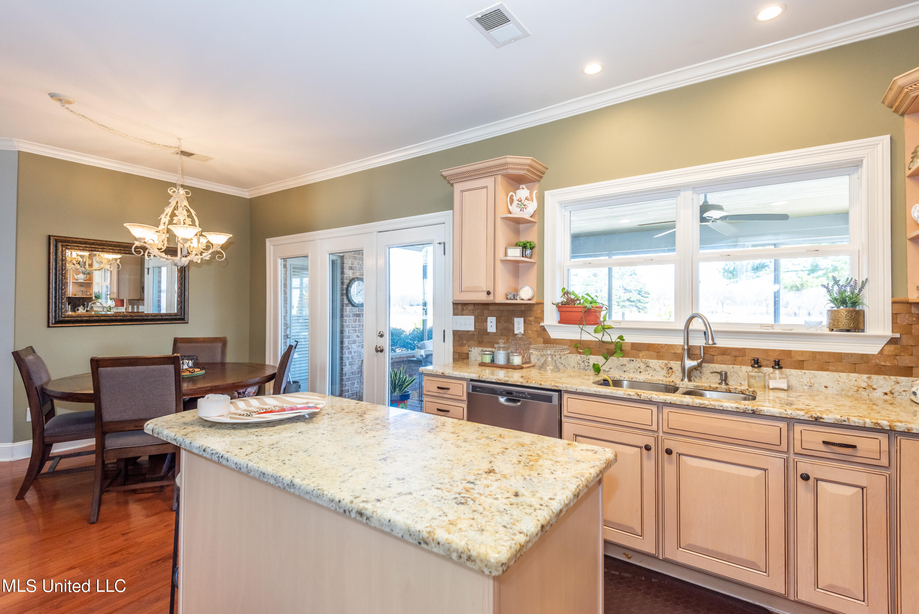5254 Nail Road, Unit E Olive Branch, MS 38654 - Photo 9 of 34 Kitchen overlooking the backyard