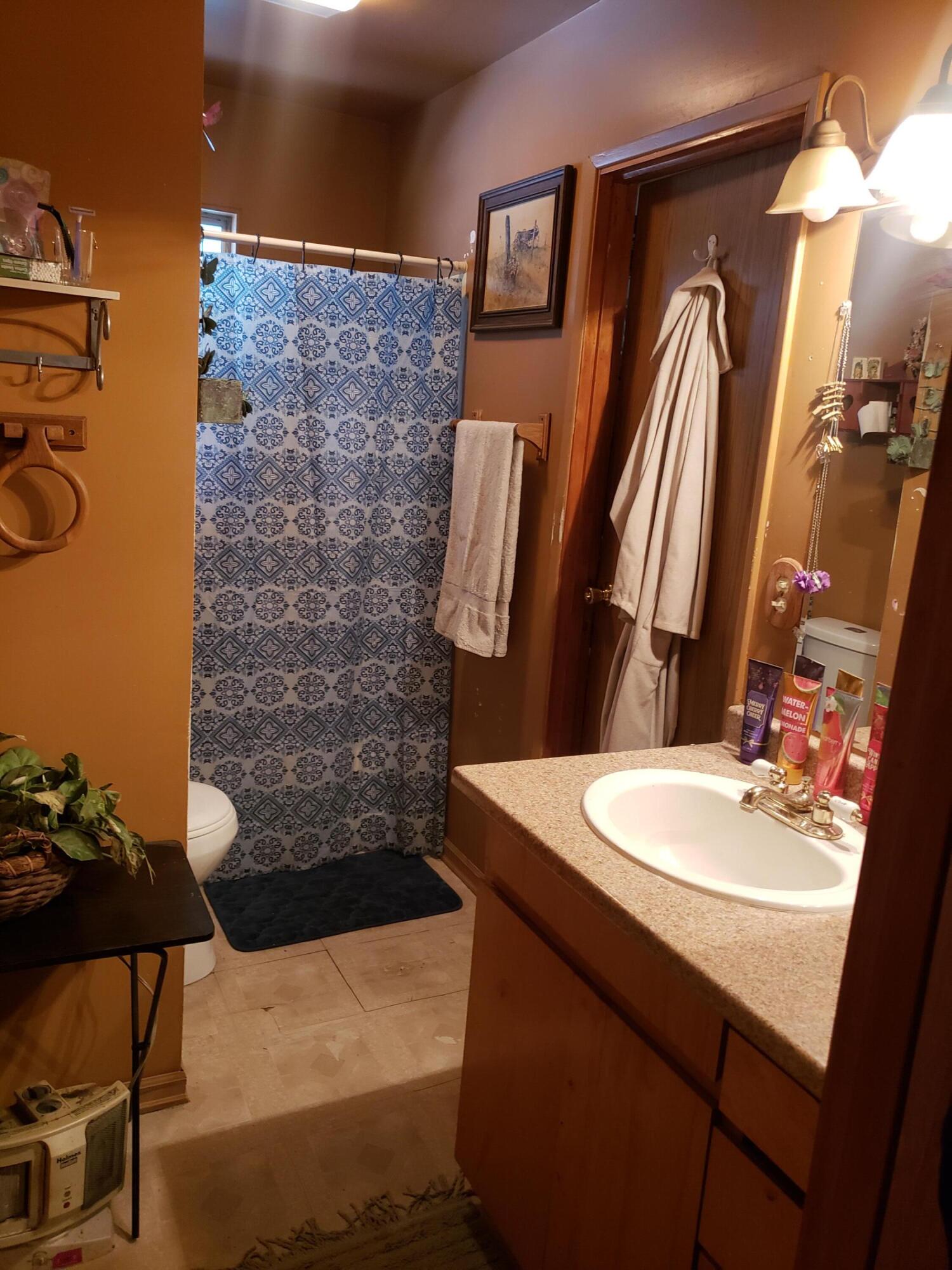 147341 Gracies Road Gilchrist, OR 97737 - Photo 16 of 21 Bathroom A