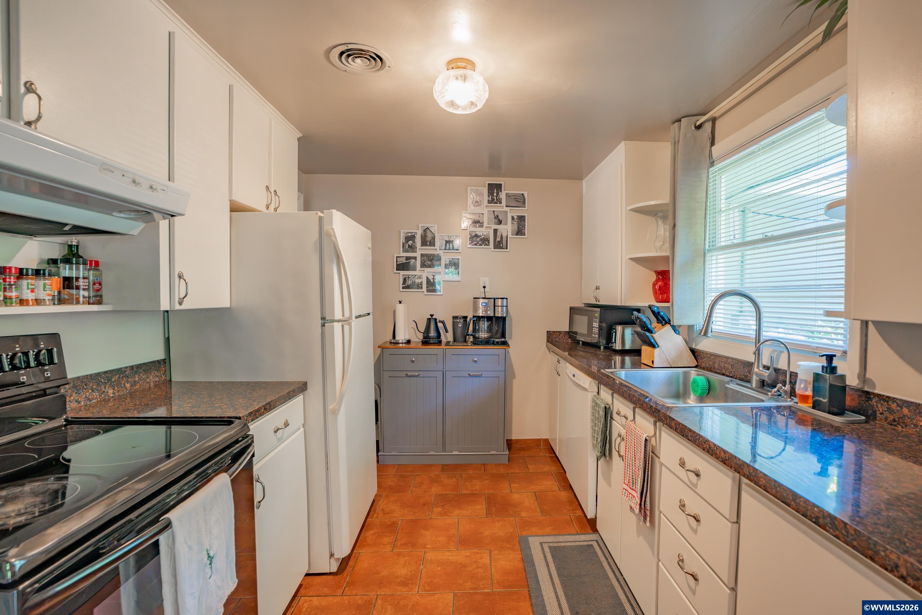 390 West D Street Lebanon, OR 97355 - Photo 4 of 31