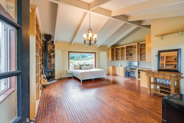 a view of a chairs and table in the back yard of a house