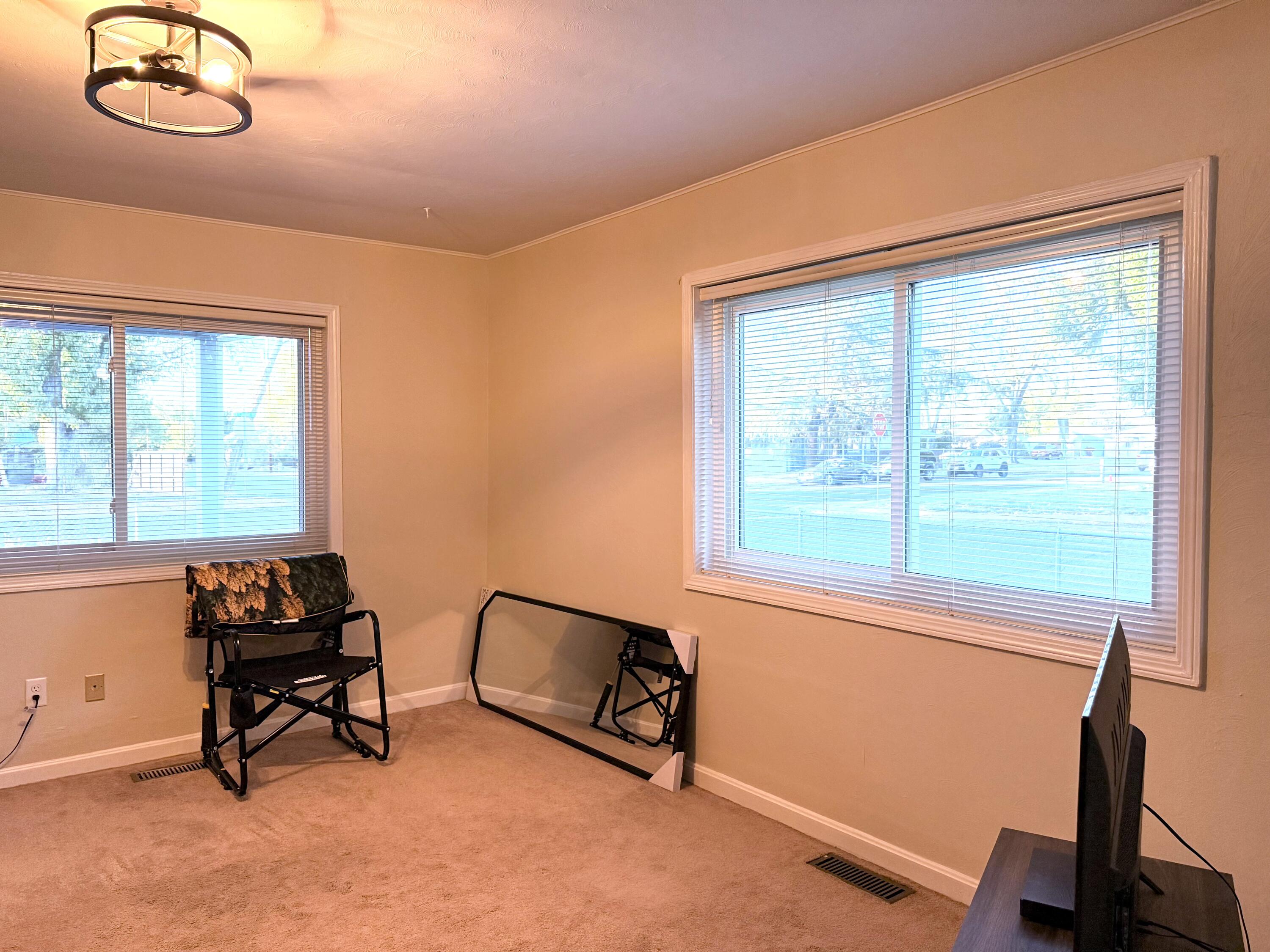 546 Laurel Street Central Point, OR 97502 - Photo 8 of 18 living room