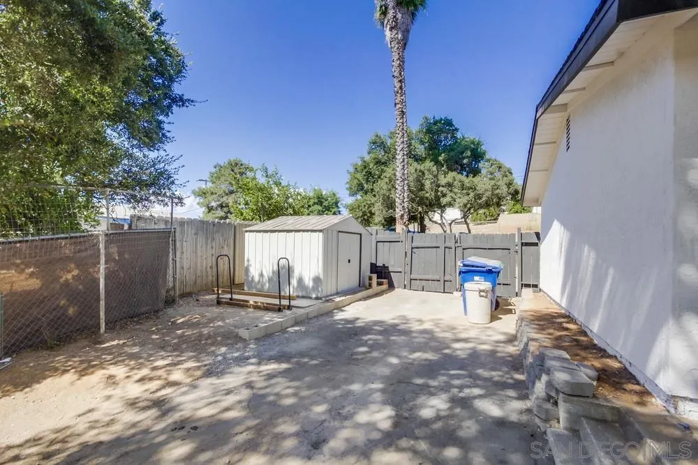 344 Mountain View Road El Cajon, CA 92021 - Photo 38 of 38 a backyard of a house with table and chairs