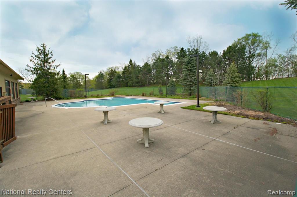 2180 Rochelle Park Drive Rochester Hills, MI 48309 - Photo 33 of 35