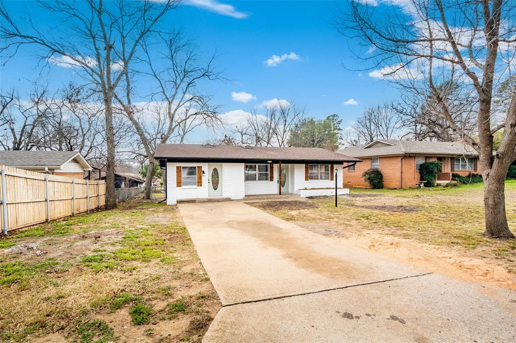 1506 West Main Street Denison, TX 75020 - Photo 4 of 38 a front view of house with yard