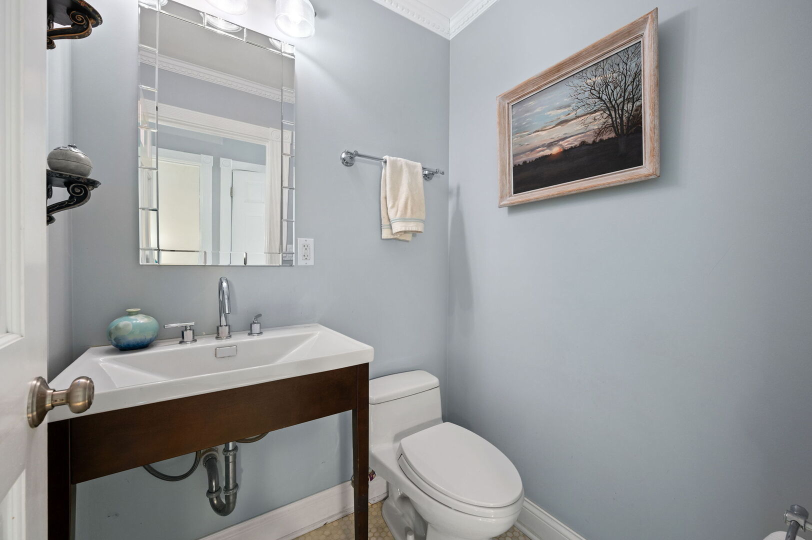 1213 North Paulina Street Chicago, IL 60622 - Photo 15 of 40 a bathroom with a toilet a sink and mirror