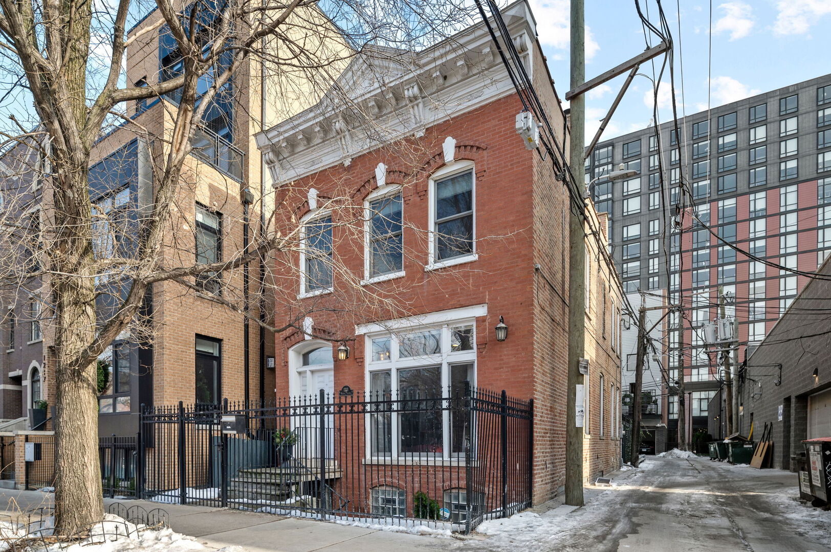 1213 North Paulina Street Chicago, IL 60622 - Photo 2 of 40 a front view of a building