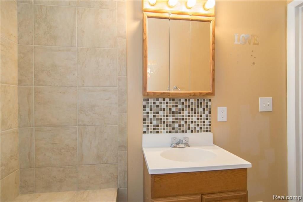 8183 Central Street Center Line, MI 48015 - Photo 9 of 35