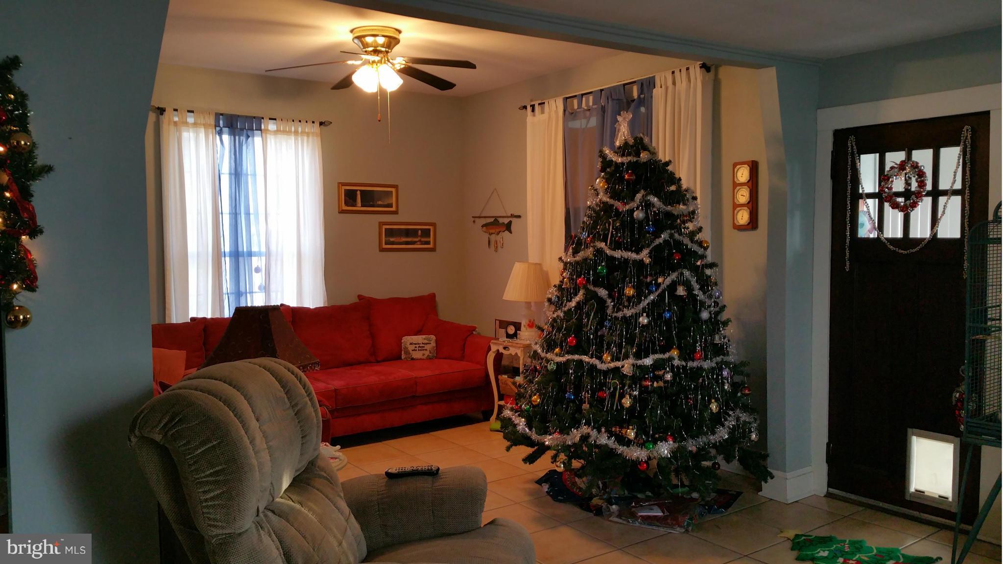 1921 Poplar Ridge Road Pasadena, MD 21122 - Photo 11 of 18 Living Room