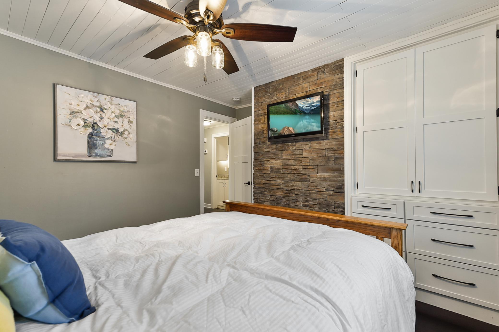 5013 Beacon Hill Road Minnetonka, MN 55345 - Photo 10 of 21 Gallery Image 10