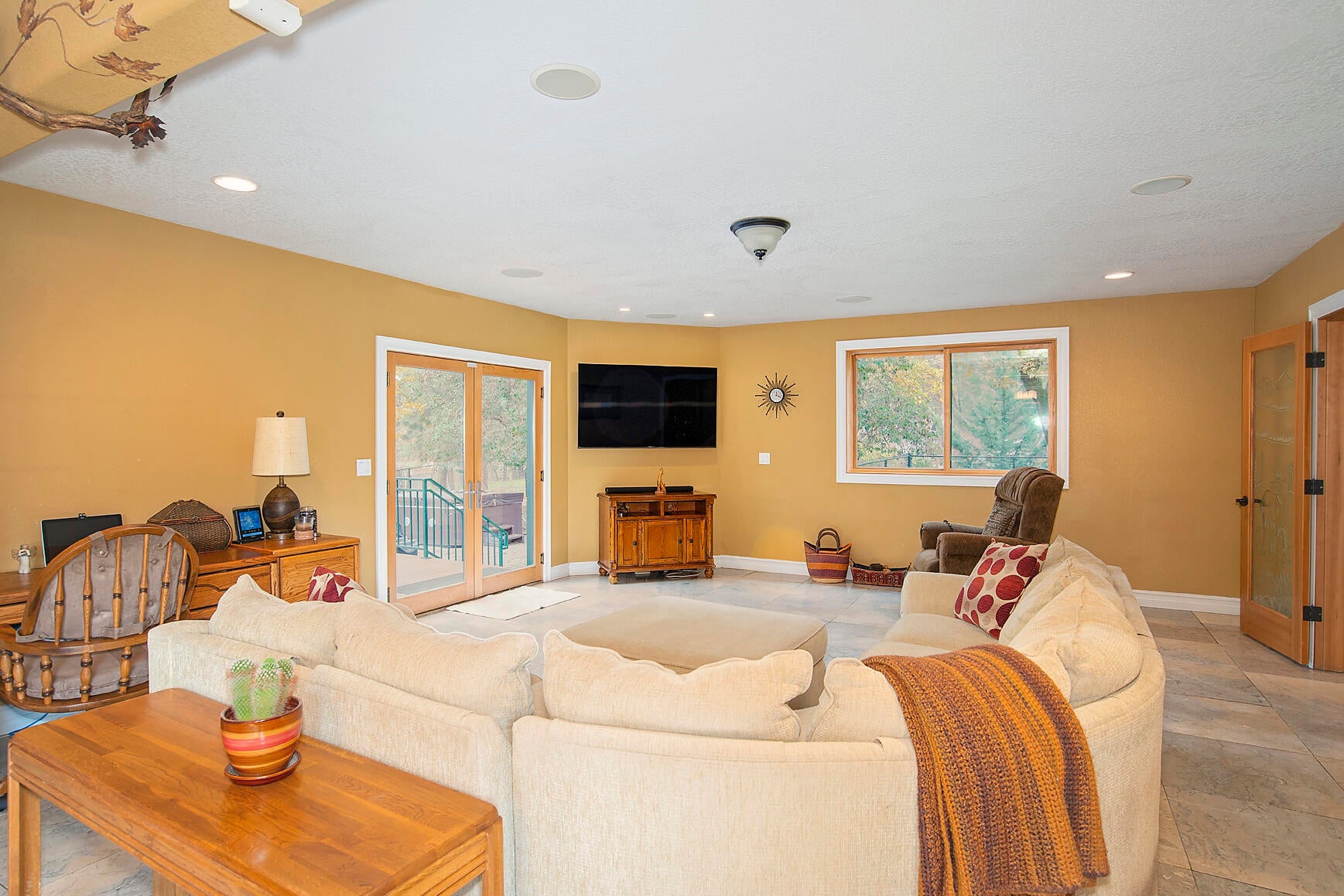 1665 Upper River Road Gold Hill, OR 97525 - Photo 13 of 48 Family Room