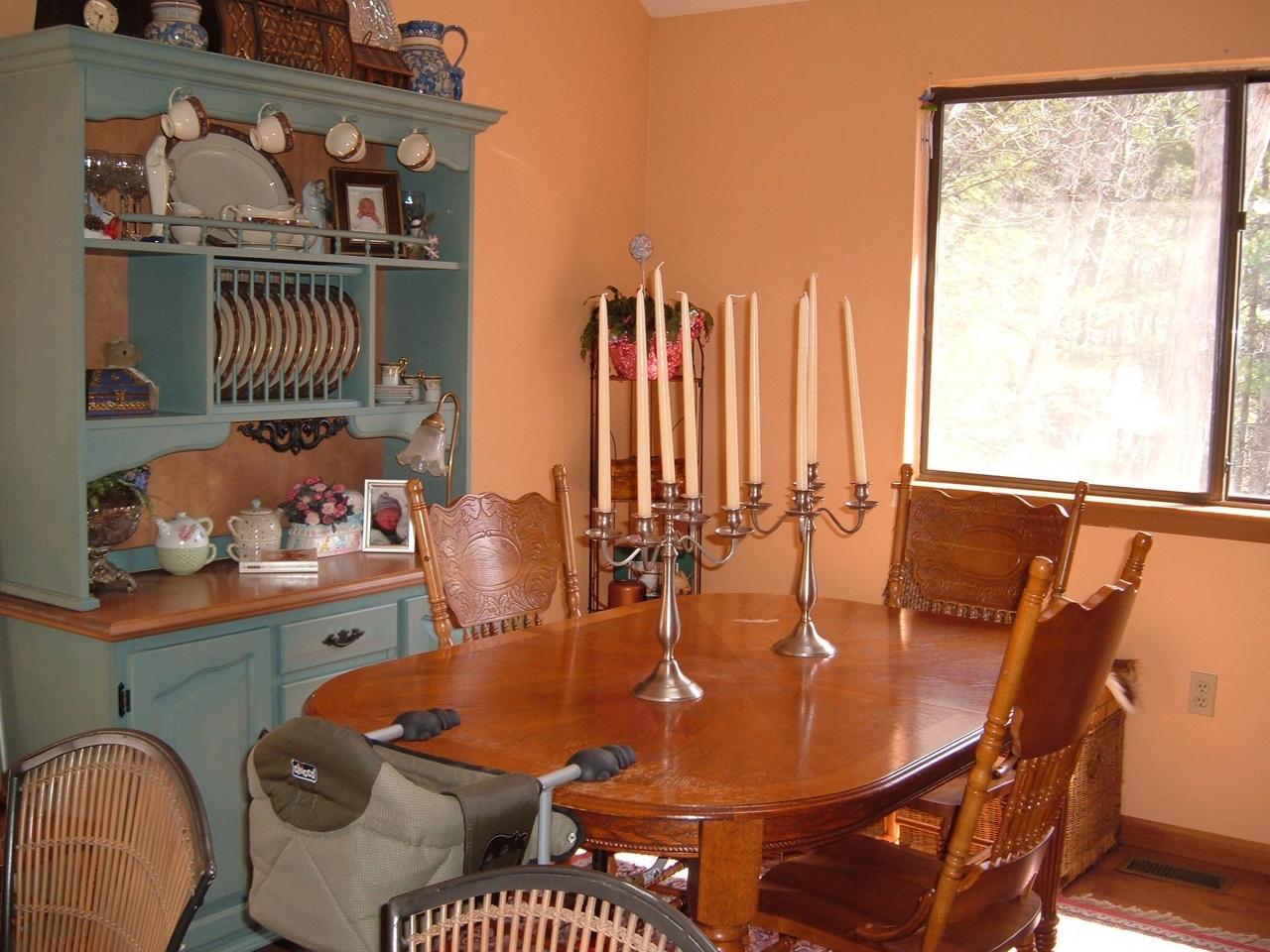 138 English Court Bushkill, PA 18324 - Photo 3 of 10 a table and chairs in a dining room
