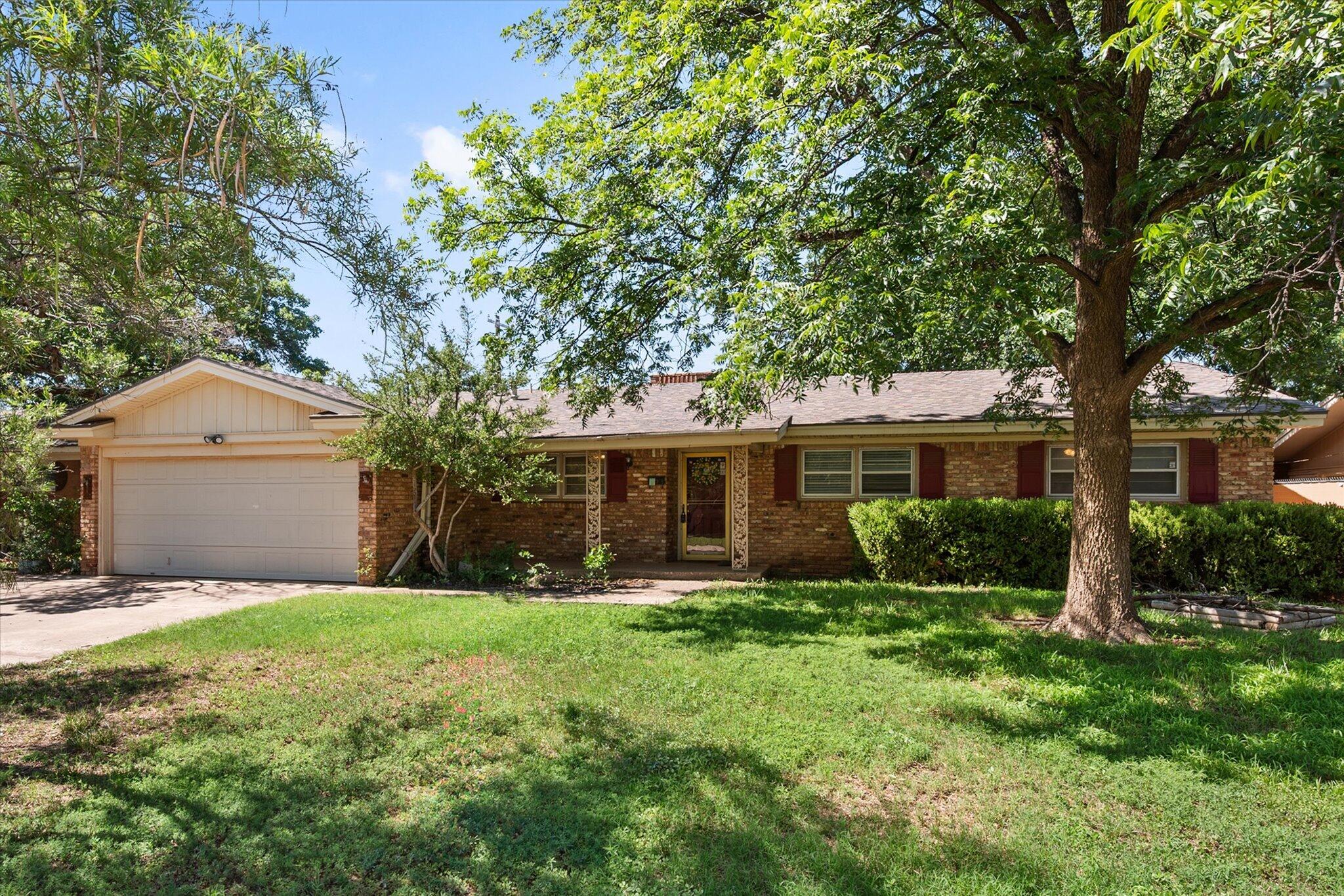 4604 27th Street Lubbock, TX 79410 - Photo 4 of 36 a front view of house with yard and green space