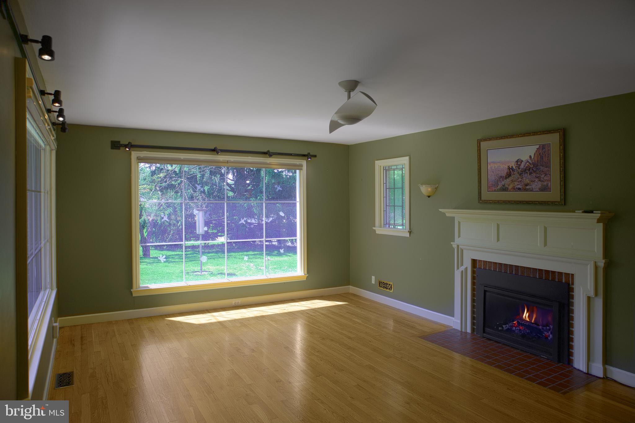 4200 Mc Intosh Road Harrisburg, PA 17112 - Photo 9 of 31 Living Room