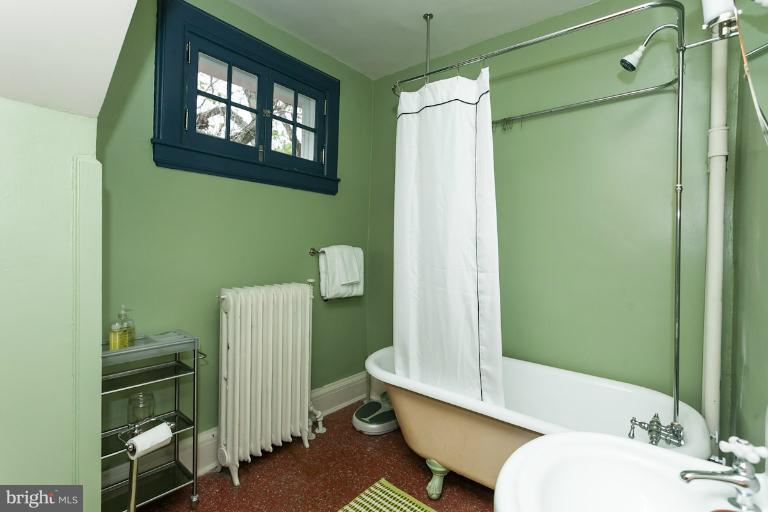 311 Overhill Road Baltimore, MD 21210 - Photo 19 of 30 3rd floor bath