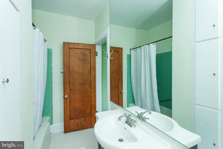311 Overhill Road Baltimore, MD 21210 - Photo 28 of 30 Jack & Jill bath shared by bedroom 2 and 3