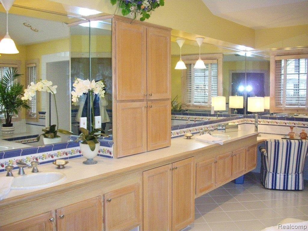 2010 Redding Road Birmingham, MI 48009 - Photo 11 of 12 Master Bathroom