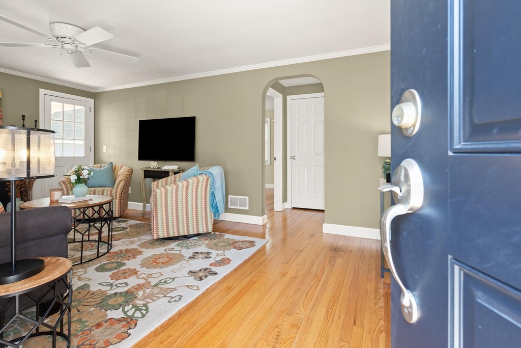 82 Orange Street Reading, MA 01867 - Photo 4 of 32