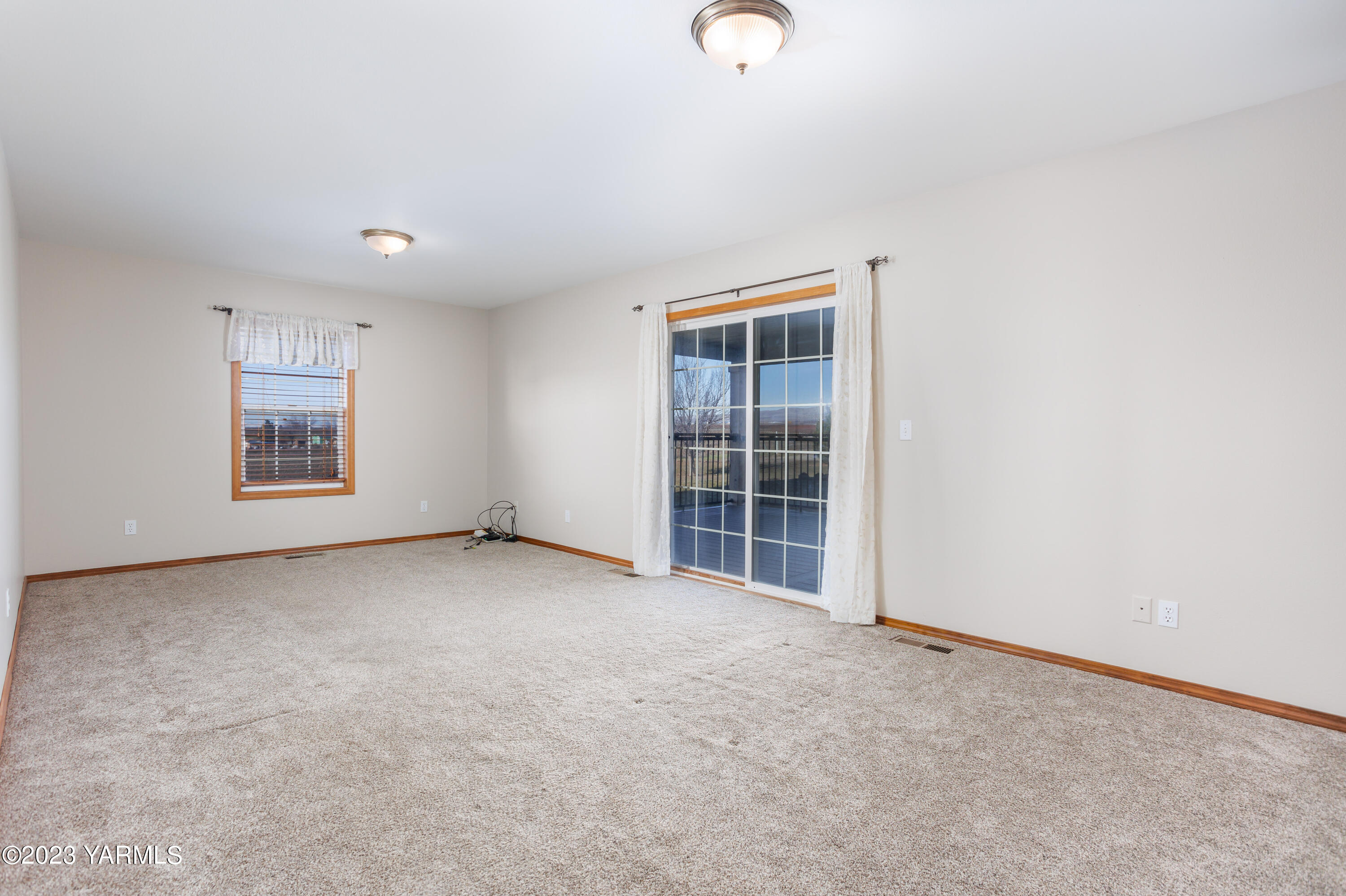 2231 Arrowsmith Road Sunnyside, WA 98944 - Photo 19 of 49 an empty room with windows