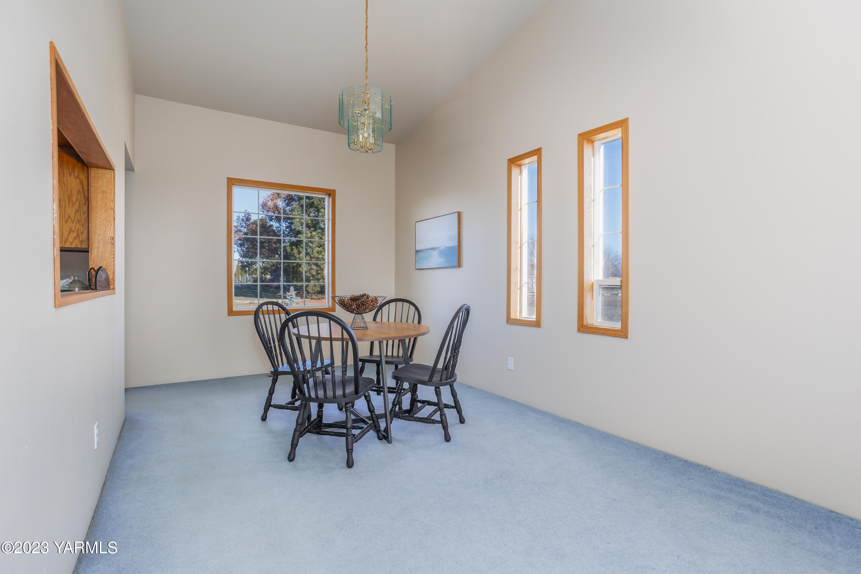 2231 Arrowsmith Road Sunnyside, WA 98944 - Photo 8 of 49 a dining room with furniture and window
