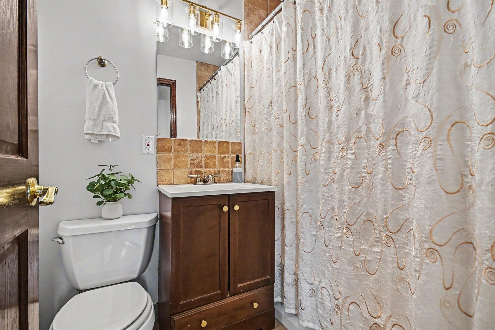 48 Pueblo Road Montgomery, IL 60538 - Photo 18 of 33 a bathroom with a toilet a sink and a mirror