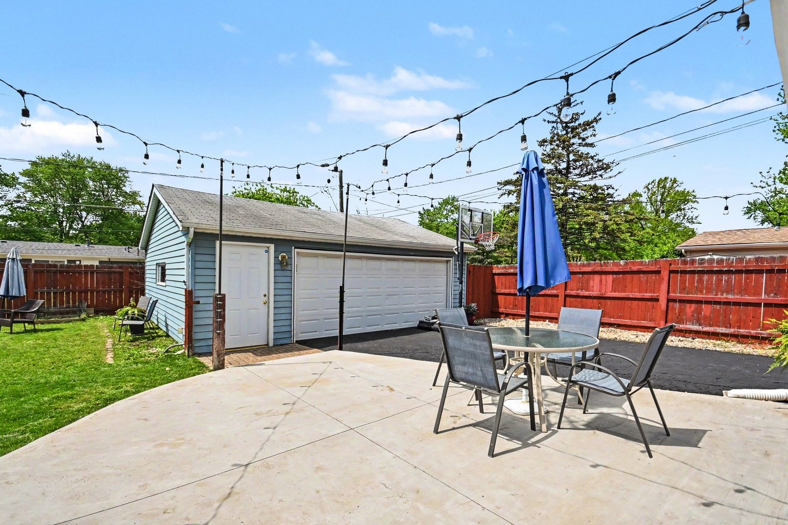 48 Pueblo Road Montgomery, IL 60538 - Photo 26 of 33 a view of a patio with table and chairs with wooden fence and plants