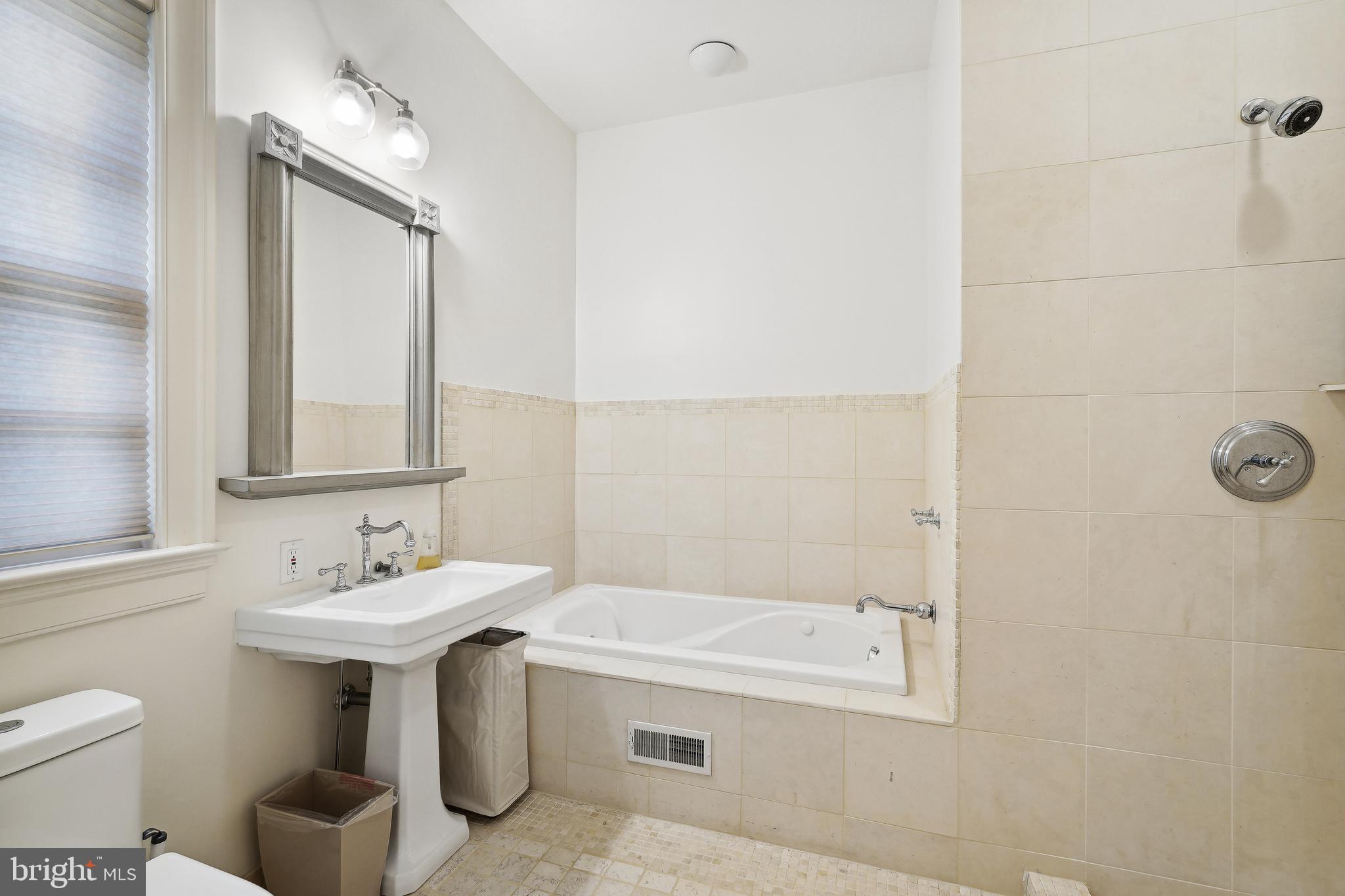 8402 Rapley Ridge Lane Potomac, MD 20854 - Photo 19 of 54 Main level primary/guest bathroom