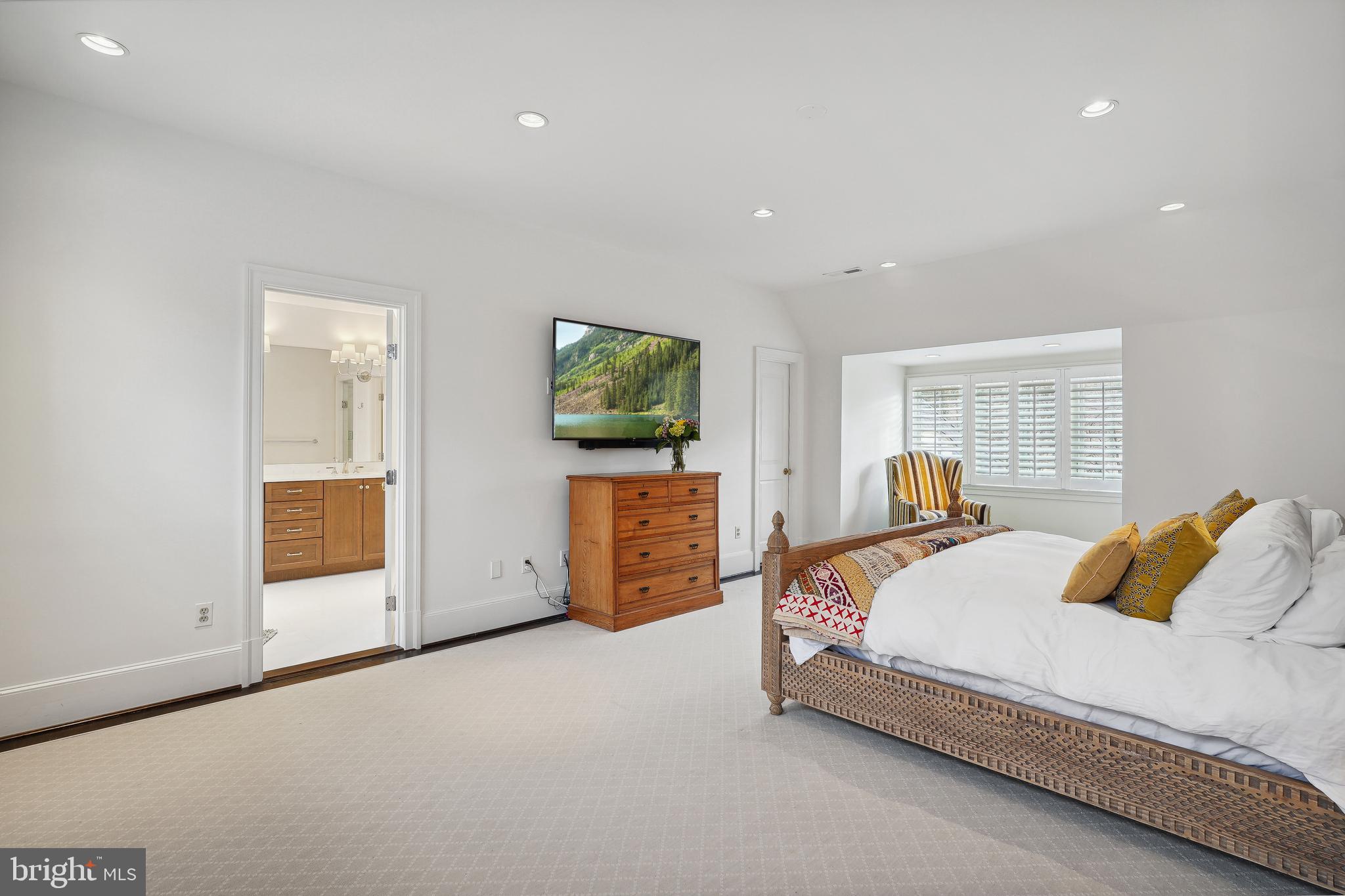 8402 Rapley Ridge Lane Potomac, MD 20854 - Photo 22 of 54 Upper level primary bedroom