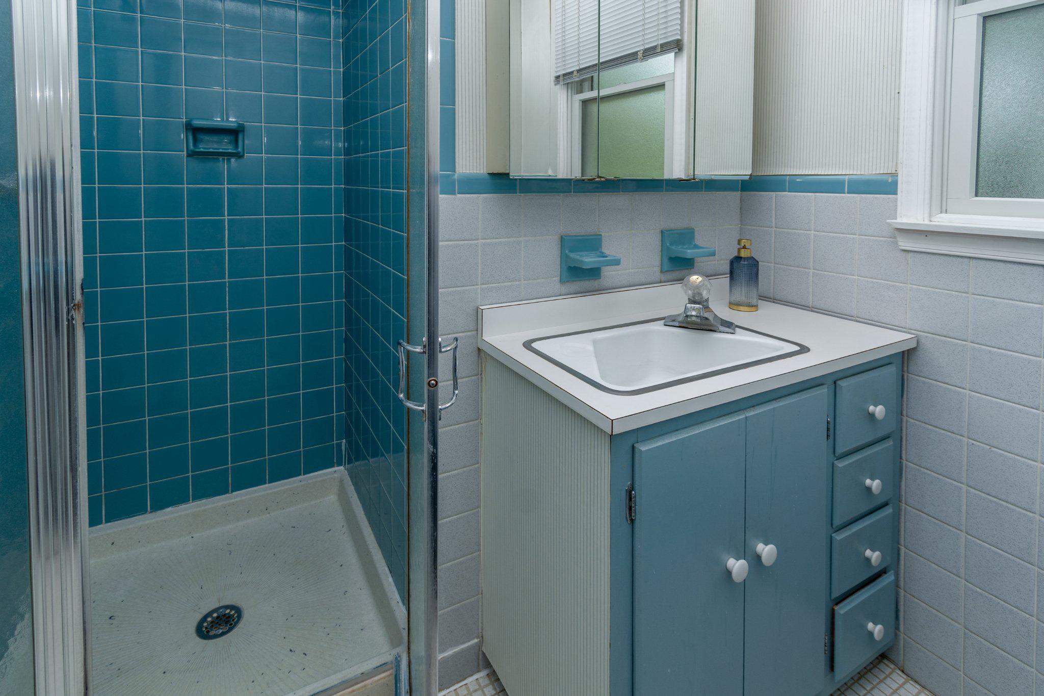 19 Floral Road Flemington, NJ 08822 - Photo 23 of 35 En Suite bathroom in bedroom
