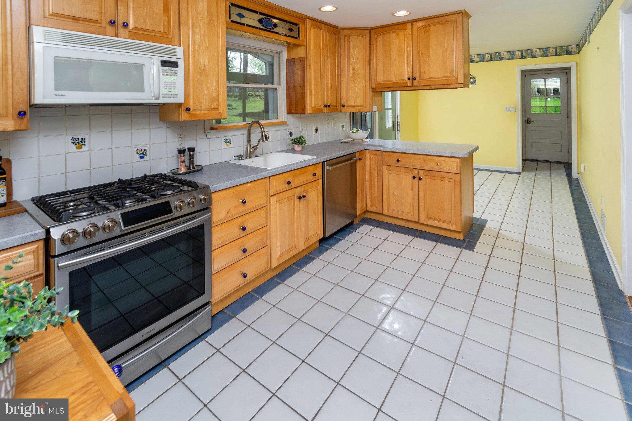 19 Floral Road Flemington, NJ 08822 - Photo 7 of 35 Bright and inviting kitchen space.