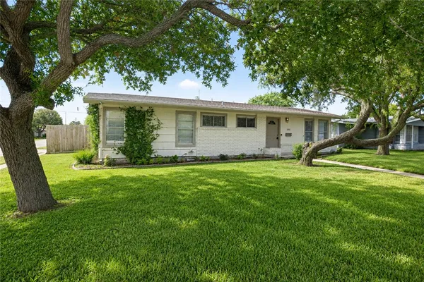 $269,900 | 1001 Driftwood Place, Corpus Christi, TX 78411