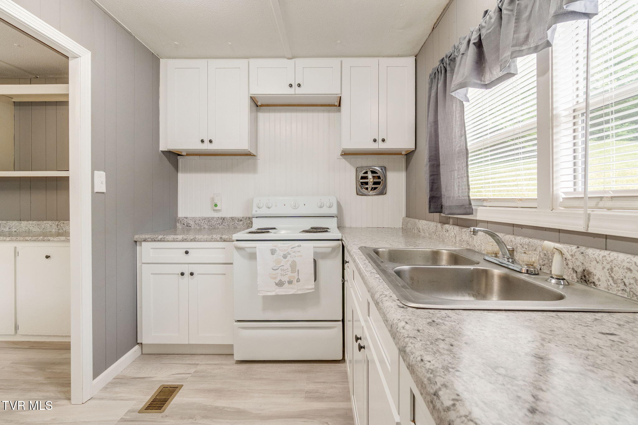 131 Russell Hill Road Elizabethton, TN 37643 - Photo 12 of 30 012