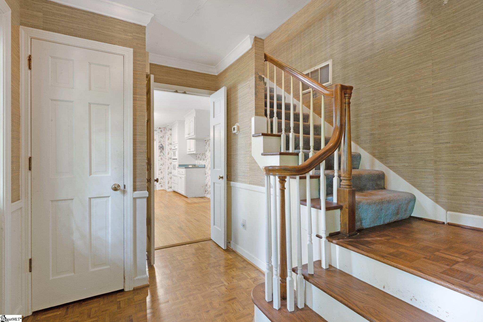 22 Seabrook Court Greenville, SC 29607 - Photo 5 of 38 Gallery Image 5