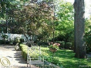 195 North Baldwin Road Birmingham, MI 48009 - Photo 14 of 19 Relax Outside