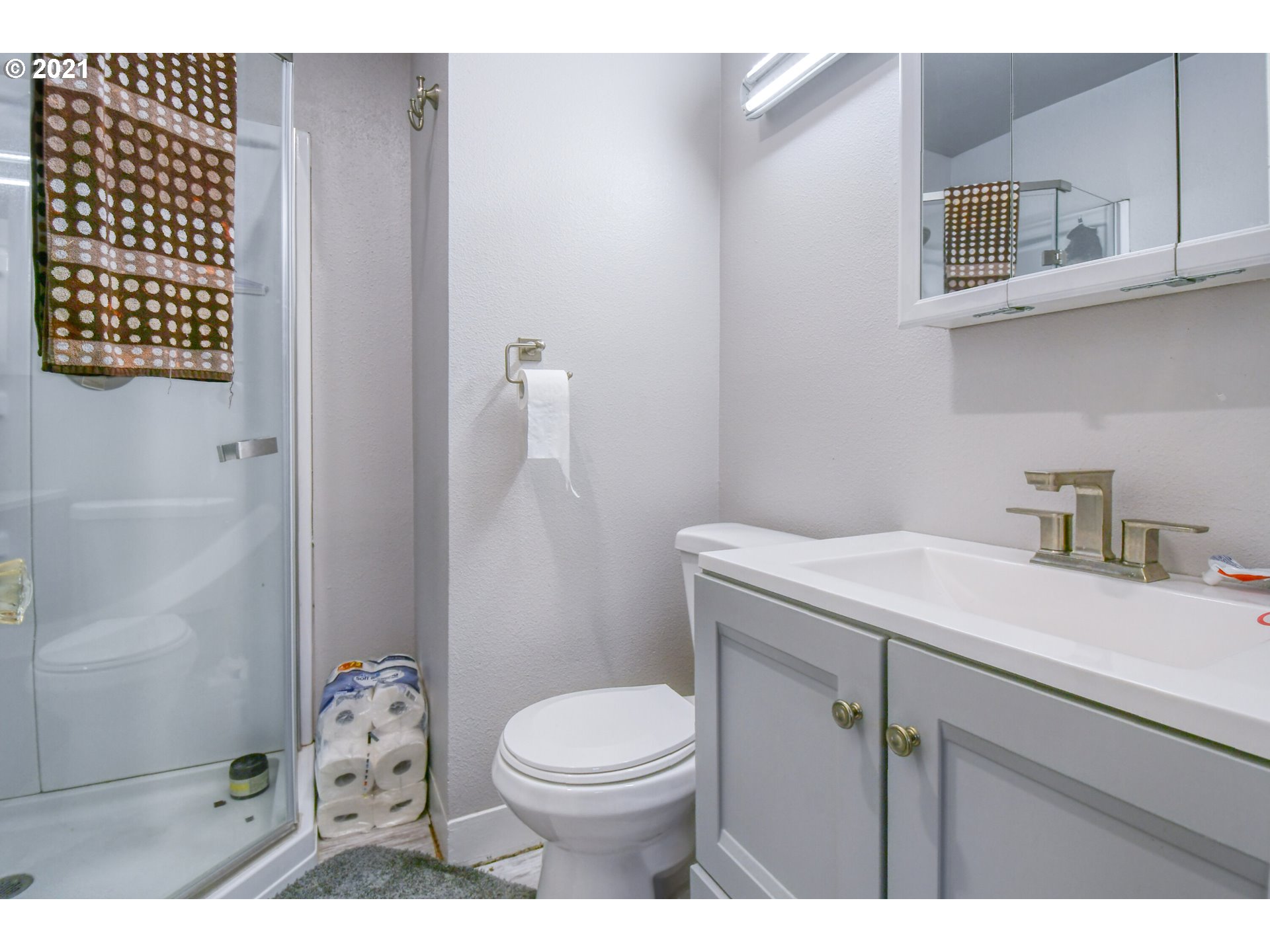 315 Gale Street Heppner, OR 97836 - Photo 11 of 45 a bathroom with a sink a toilet and shower