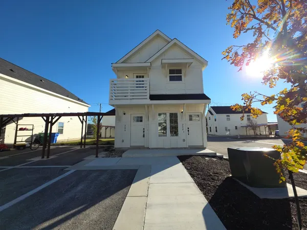 $1,000 | 2002 West 2nd Street, Unit 200, Taylor, TX 76574