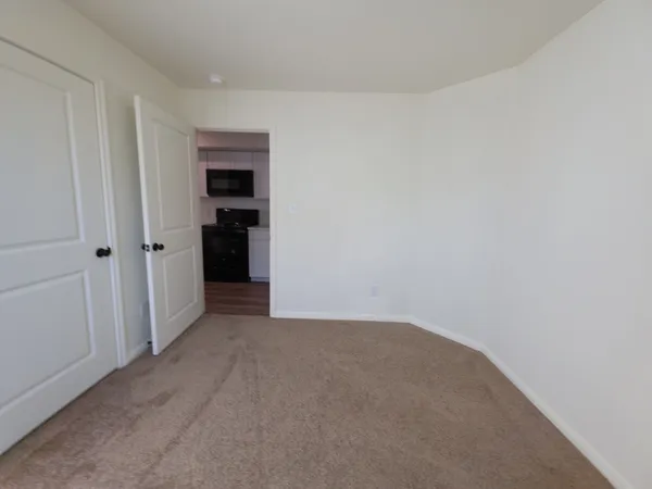 $1,000 | 2002 West 2nd Street, Unit 200, Taylor, TX 76574