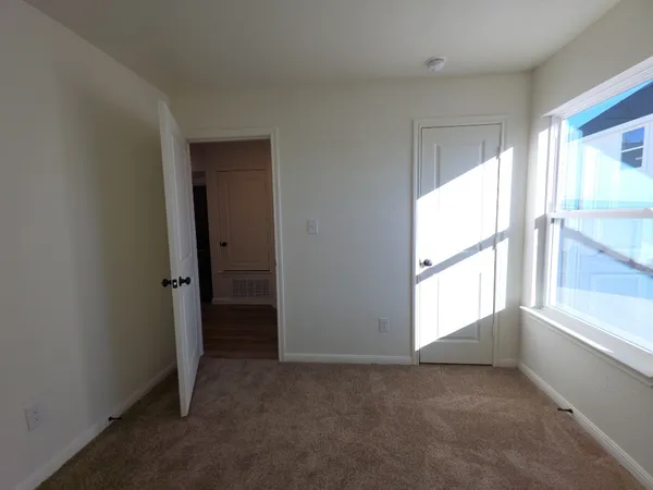 $1,000 | 2002 West 2nd Street, Unit 200, Taylor, TX 76574