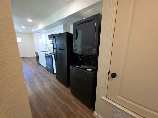 $1,000 | 2002 West 2nd Street, Unit 200, Taylor, TX 76574