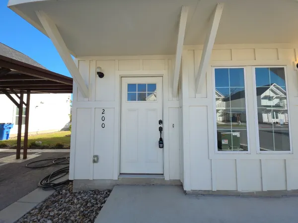 $1,000 | 2002 West 2nd Street, Unit 200, Taylor, TX 76574