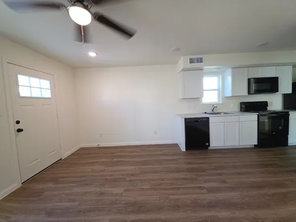 $1,000 | 2002 West 2nd Street, Unit 200, Taylor, TX 76574