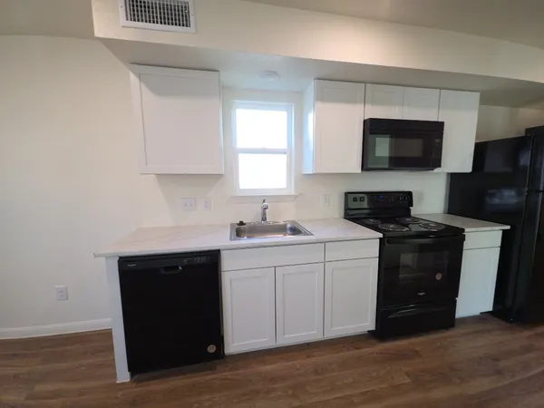 $1,000 | 2002 West 2nd Street, Unit 200, Taylor, TX 76574