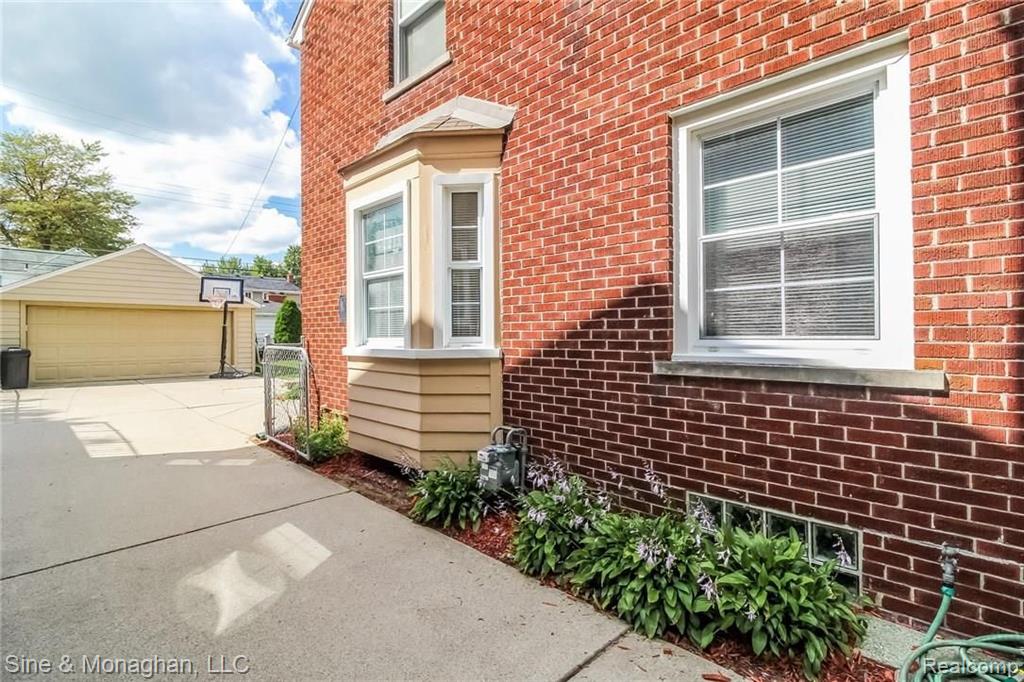 1605 Prestwick Road Grosse Pointe Woods, MI 48236 - Photo 41 of 46