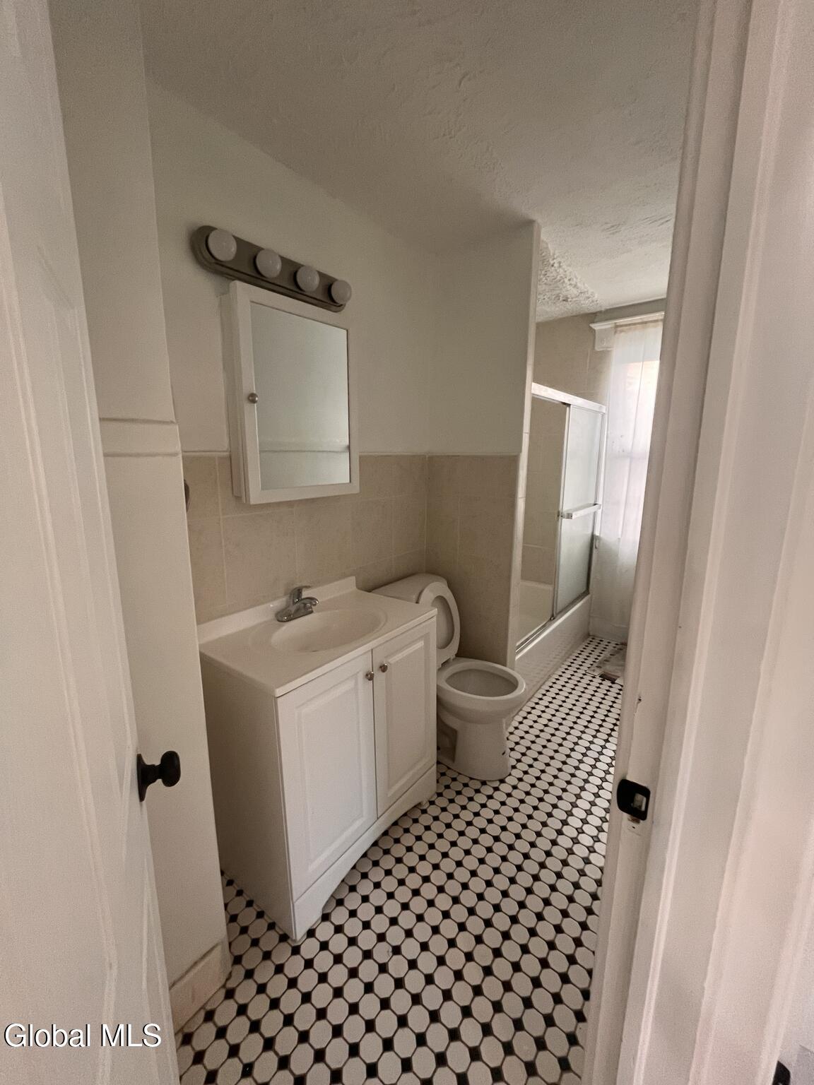 1 Chestnut Street, Unit 2 Schenectady, NY 12307 - Photo 7 of 9 1C411A7C-70A4-4C91-9131-A494E762EFA2
