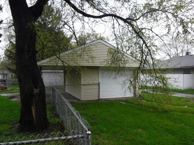 1131 146th Street Dolton, IL 60419 - Photo 2 of 15 a backyard of a house with lots of green space