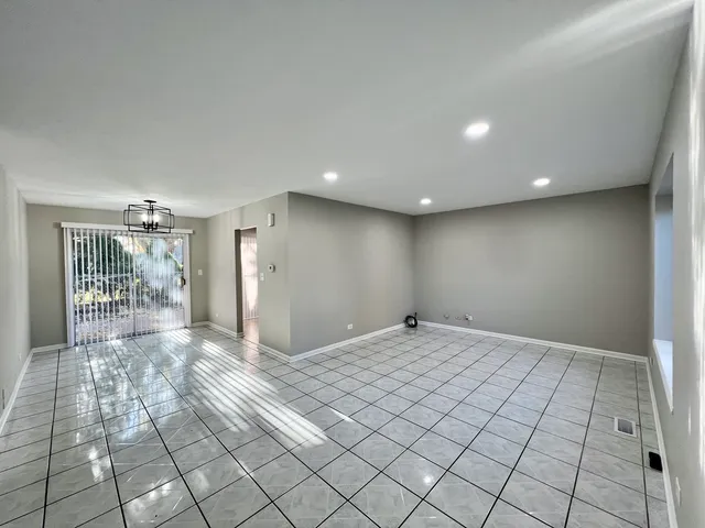 $2,950 | 248 Waverly Drive, Elgin, IL 60120